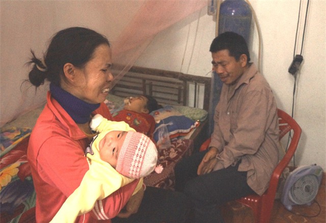 Rơi nước mắt trước cảnh con 3 tháng tuổi khát sữa bên người mẹ sắp lìa trần