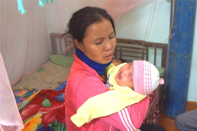 Rơi nước mắt trước cảnh con 3 tháng tuổi khát sữa bên người mẹ sắp lìa trần