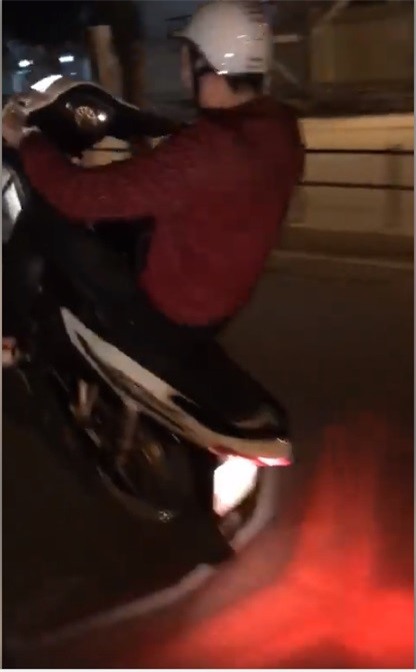 Dien vien 'Nguoi phan xu' boc dau xe may, chui bay giua pho hinh anh 2