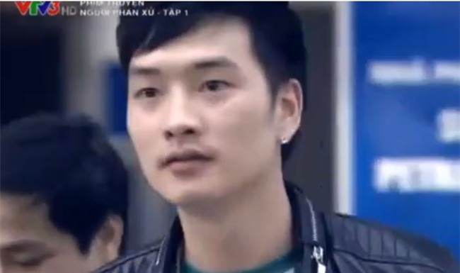 Dien vien 'Nguoi phan xu' boc dau xe may, chui bay giua pho hinh anh 3