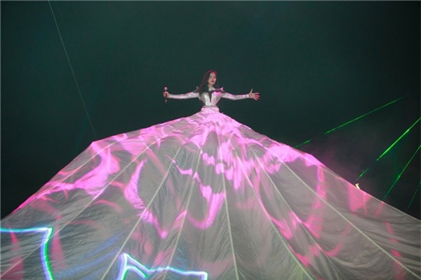 Những bộ váy phát sáng từng ghi dấu trong lịch sử thời trang-11