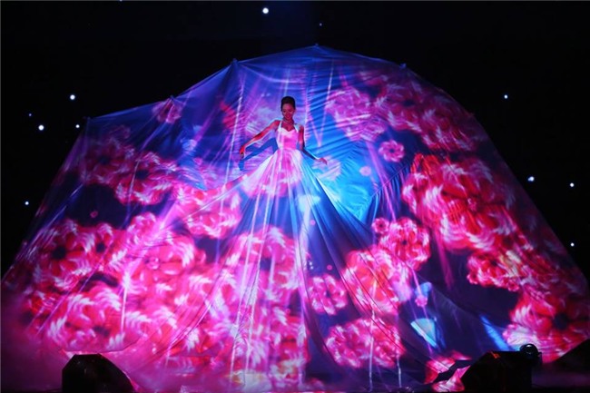 Những bộ váy phát sáng từng ghi dấu trong lịch sử thời trang-3