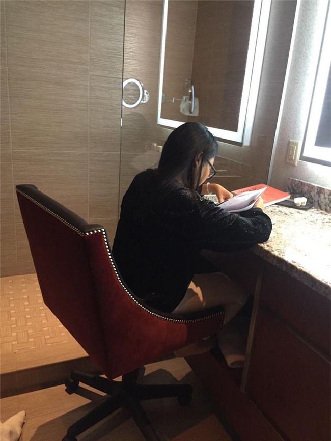 Bức ảnh Phương Mỹ Chi ngồi học bài trong toilet khách sạn tại Mỹ gây xôn xao-2