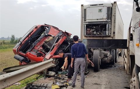 Tai nạn liên hoàn 5 ô tô nát bét, tài xế may mắn thoát chết
