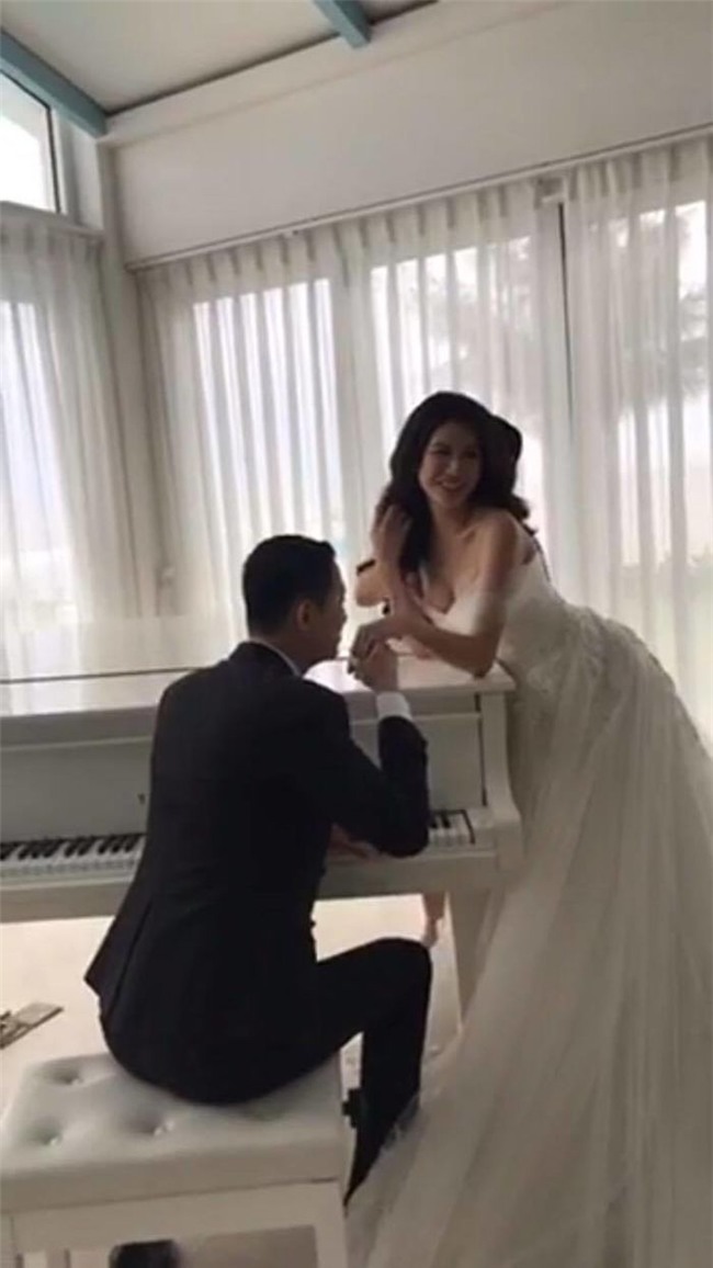 Để mang đến hình ảnh sang trọng, phù hợp với cặp đôi này, NTK 8x đã chuẩn bị một váy xòe bồng bềnh, một chiếc váy đuôi cá quyến rũ cho cô dâu. - Tin sao Viet - Tin tuc sao Viet - Scandal sao Viet - Tin tuc cua Sao - Tin cua Sao