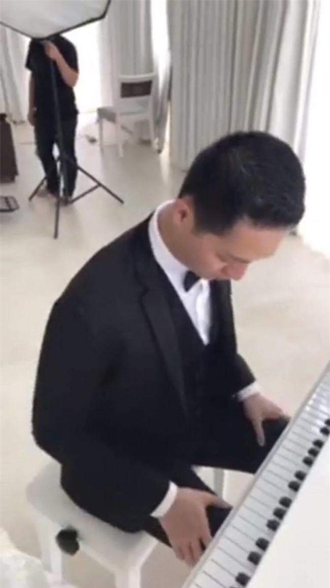 Trang phục của chú rể là&nbsp;bộ vest với kiểu dáng thanh lịch.&nbsp; - Tin sao Viet - Tin tuc sao Viet - Scandal sao Viet - Tin tuc cua Sao - Tin cua Sao