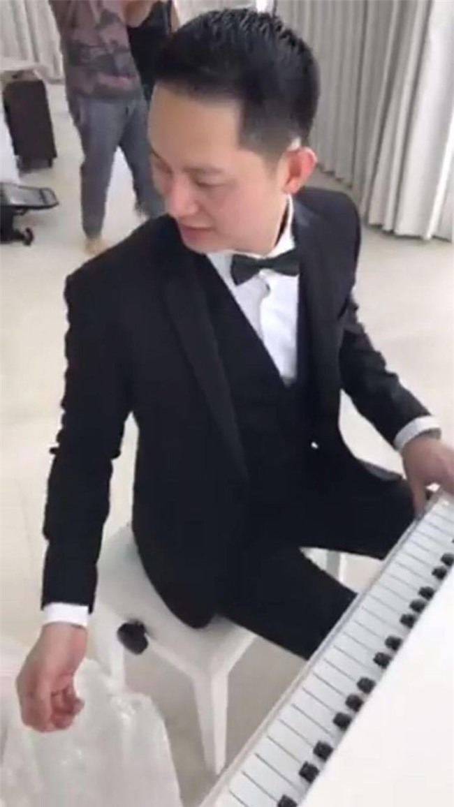 Louis Trần chủ yếu sinh sống và làm việc tại Mỹ. Lần về nước này&nbsp;là dịp hiếm hoi để anh và bà xã đoàn tụ bên cạnh cùng con. - Tin sao Viet - Tin tuc sao Viet - Scandal sao Viet - Tin tuc cua Sao - Tin cua Sao