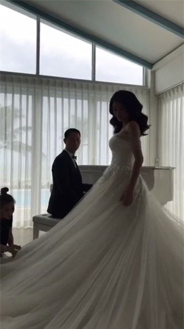 Nhà thiết kế 8x&nbsp;tiết lộ, váy&nbsp;cưới của Trang Trần&nbsp;được lấy từ hình ảnh xinh đẹp, trong sáng và gần gũi của cô. Từ khâu lên ý tưởng cho đến việc tìm chất liệu và hoàn thiện mẫu đều&nbsp;rất nhanh.&nbsp; - Tin sao Viet - Tin tuc sao Viet - Scandal sao Viet - Tin tuc cua Sao - Tin cua Sao