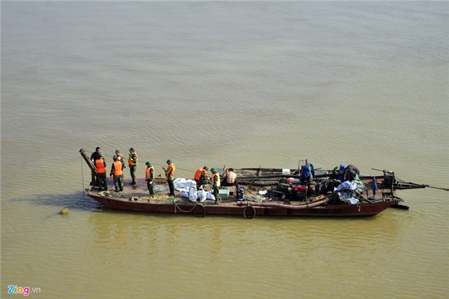 Bo doi truc vot qua bom sat chan cau Long Bien hinh anh 9