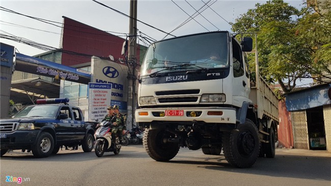 Bo doi truc vot qua bom sat chan cau Long Bien hinh anh 11