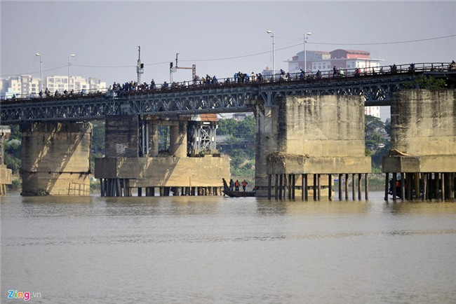 Bo doi truc vot qua bom sat chan cau Long Bien hinh anh 1