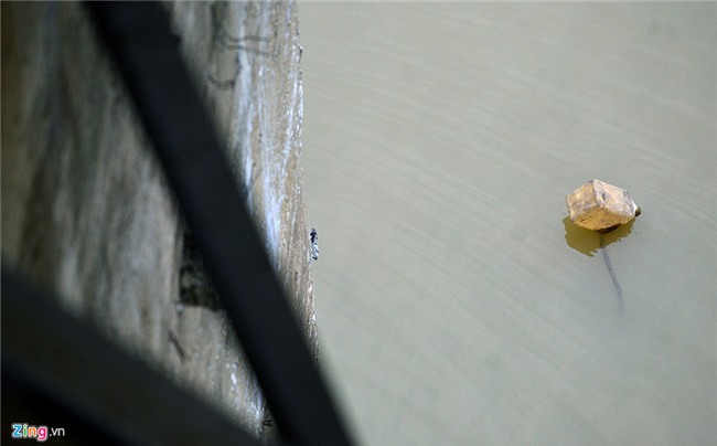 Bo doi truc vot qua bom sat chan cau Long Bien hinh anh 2