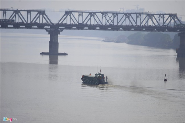 Bo doi truc vot qua bom sat chan cau Long Bien hinh anh 3