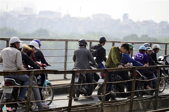 Bo doi truc vot qua bom sat chan cau Long Bien hinh anh 4