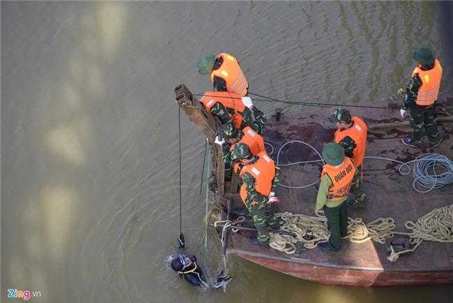 Bo doi truc vot qua bom sat chan cau Long Bien hinh anh 5