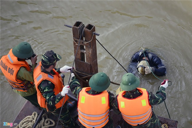 Bo doi truc vot qua bom sat chan cau Long Bien hinh anh 6