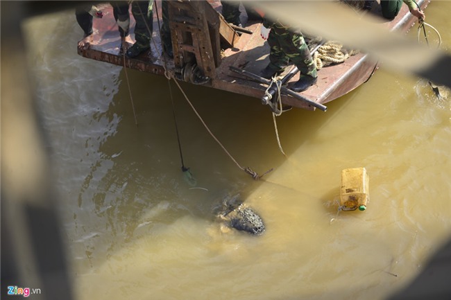 Bo doi truc vot qua bom sat chan cau Long Bien hinh anh 8