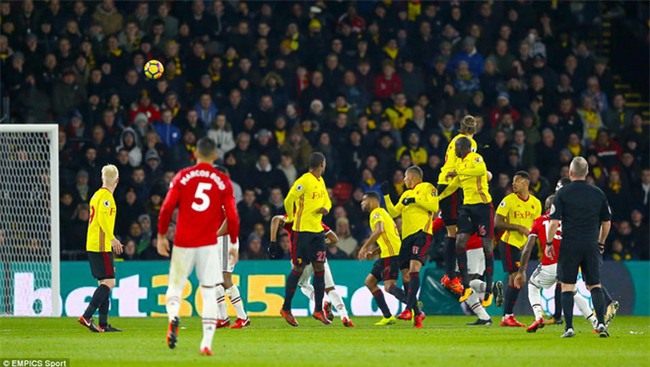 Đối mặt với 9 phút kinh hoàng, Man United được giải cứu bởi chân sút lần đầu đá chính - Ảnh 12.