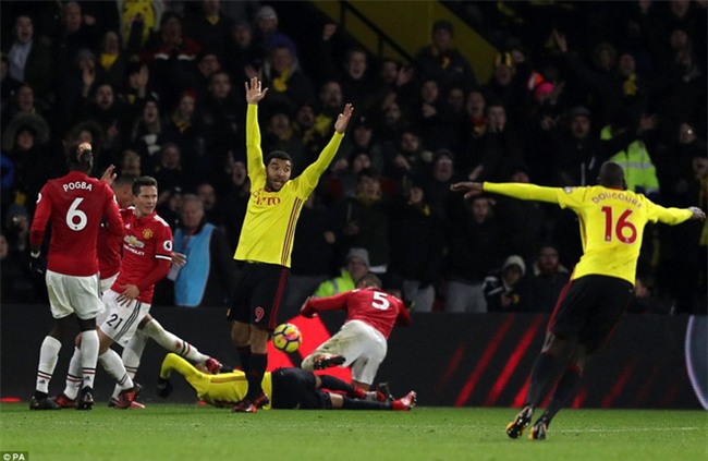 Đối mặt với 9 phút kinh hoàng, Man United được giải cứu bởi chân sút lần đầu đá chính - Ảnh 22.