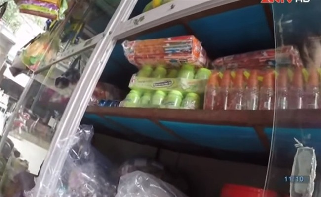 Quà vặt 1.000 đồng bán ở cổng trường: Cảnh báo hàng trôi nổi độc hại từ Trung Quốc - Ảnh 1.