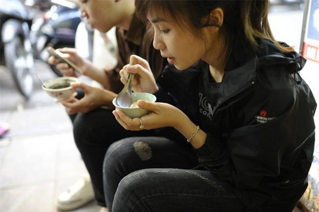 Bánh trôi tàu nhà bác Phạm Bằng mở lại: Đúng vị xưa và đã giảm ngọt hơn trước - Ảnh 6.