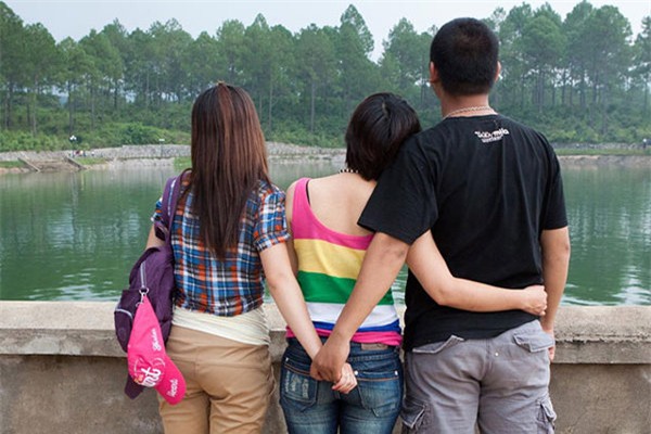 trong moi tinh tay ba, toi co nen gia vo co thai de niu keo ban trai? - 1