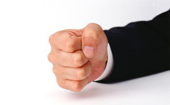 Nắm chặt tay 30 giây, buông ra và quan sát: Cách kiểm tra mạch máu có bị tắc nghẽn