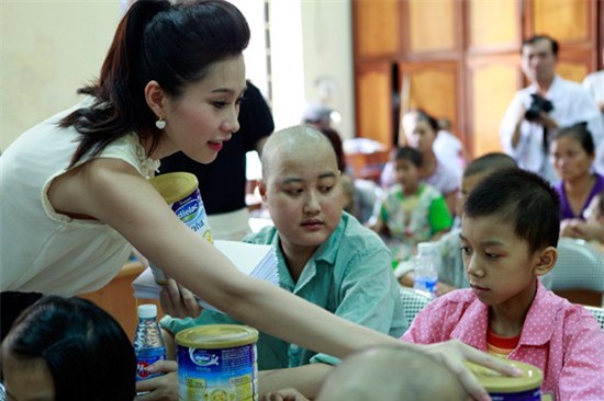 Đặng Thu Thảo có làm mất giá trị của Hoa hậu Việt Nam như lời NTK Việt Hùng nói? - Ảnh 16.