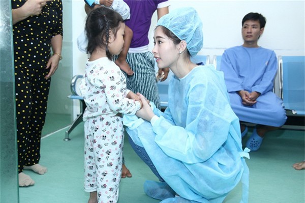 Đặng Thu Thảo có làm mất giá trị của Hoa hậu Việt Nam như lời NTK Việt Hùng nói? - Ảnh 2.