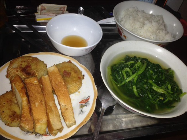 Sự thật phía sau lời than thở mâm cơm ở cữ có bánh chưng ôi, giò để lăn lóc cả tuần mới bỏ ra rán - Ảnh 1.