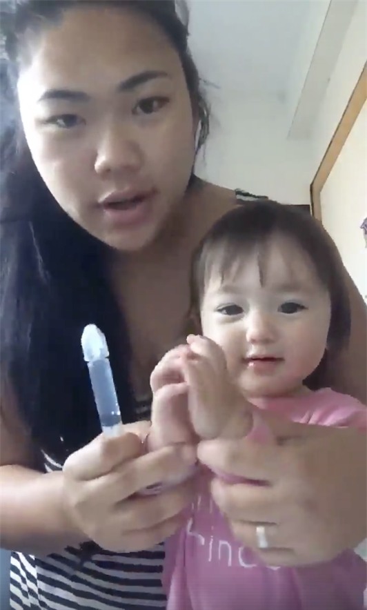 Clip mẹ rửa mũi cho con: cứ tưởng tranh cãi gay gắt, ai ngờ lại gây sốt vì lý do này - Ảnh 1.