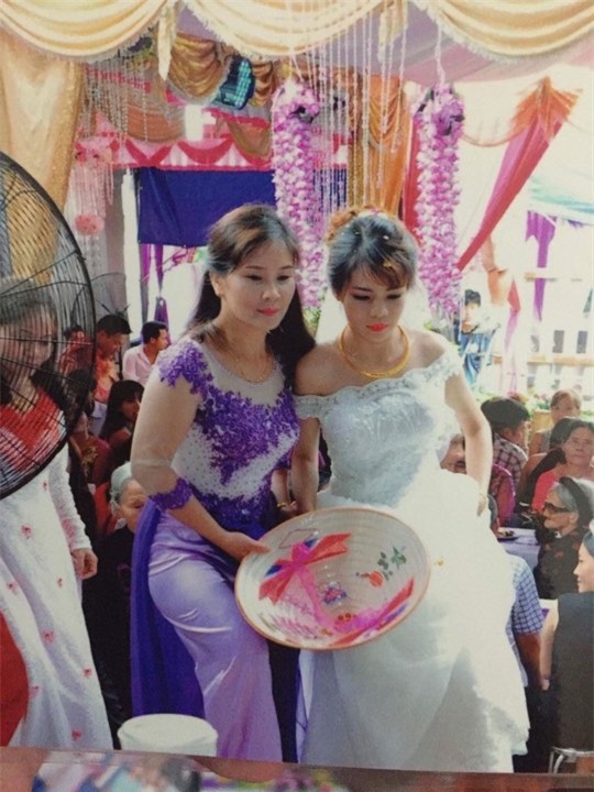 co dau 18 tuoi duoc bo chong cho tien tieu, me chong cung chieu hon con gai - 3