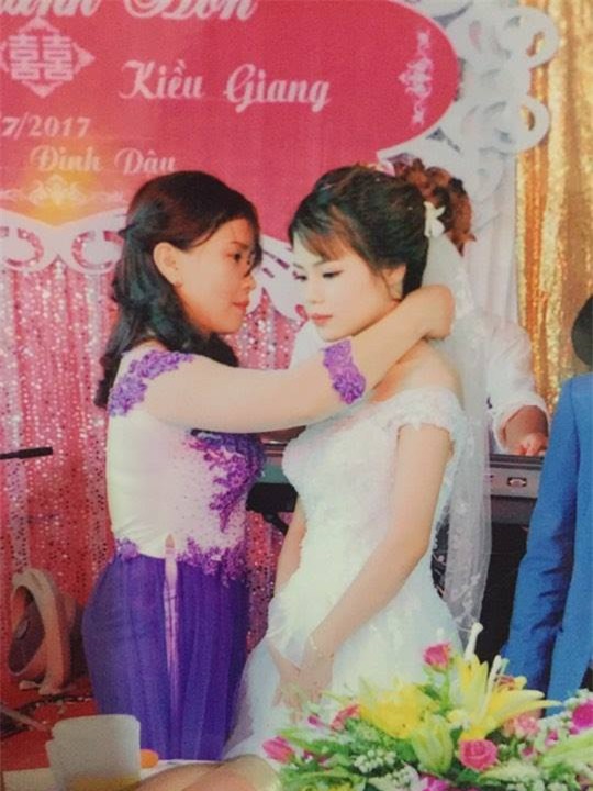 co dau 18 tuoi duoc bo chong cho tien tieu, me chong cung chieu hon con gai - 4