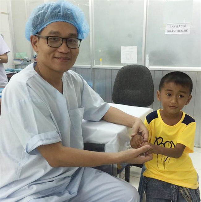 cau be “ech” 7 tuoi va uoc mo duoc den truong cam but viet chu - 3