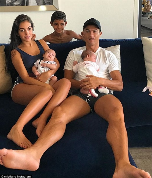 Bức ảnh Ronaldo tắm nắng cho con gái kháu khỉnh gây bão mạng - Ảnh 2.