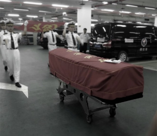 chong nguoi mau tq di choi voi bo nhi sau khi giau xac vo trong tu lanh - 3