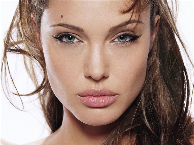 Cô gái phẫu thuật thẩm mỹ hơn 50 lần đề nhìn giống Angelina Jolie, kết quả trả về gia tinh Dobby - Ảnh 1.