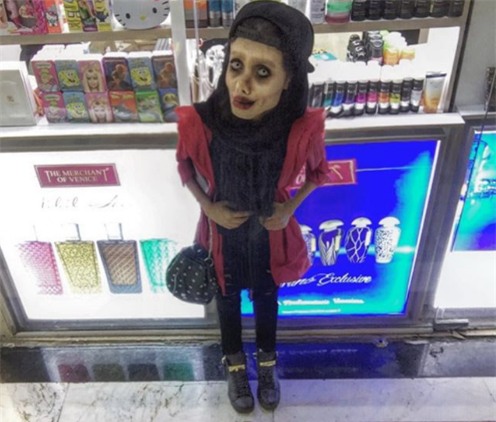 Cô gái phẫu thuật thẩm mỹ hơn 50 lần đề nhìn giống Angelina Jolie, kết quả trả về gia tinh Dobby - Ảnh 4.