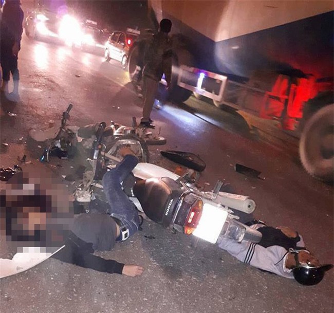 Hà Nội: Sau tiếng nổ lớn, người dân sợ hãi phát hiện hai nam thanh niên tử vong bên hai chiếc xe máy nát vụn - Ảnh 1.