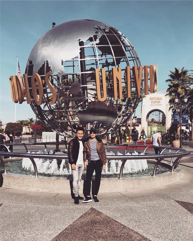 Hiếm hoi lắm mới có ảnh chung cùng con ruột, bố con Hoài Linh trông giống hệt anh em - Ảnh 1.