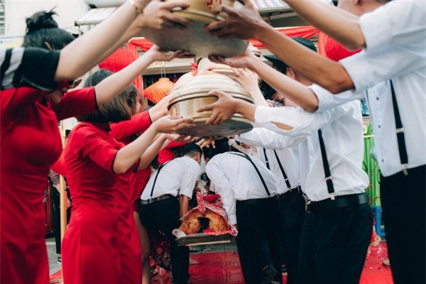 Dàn bê tráp theo phong cách ‘bến Thượng Hải’ của cô dâu người Việt gốc Hoa gây sốt mạng xã hội - Ảnh 8.