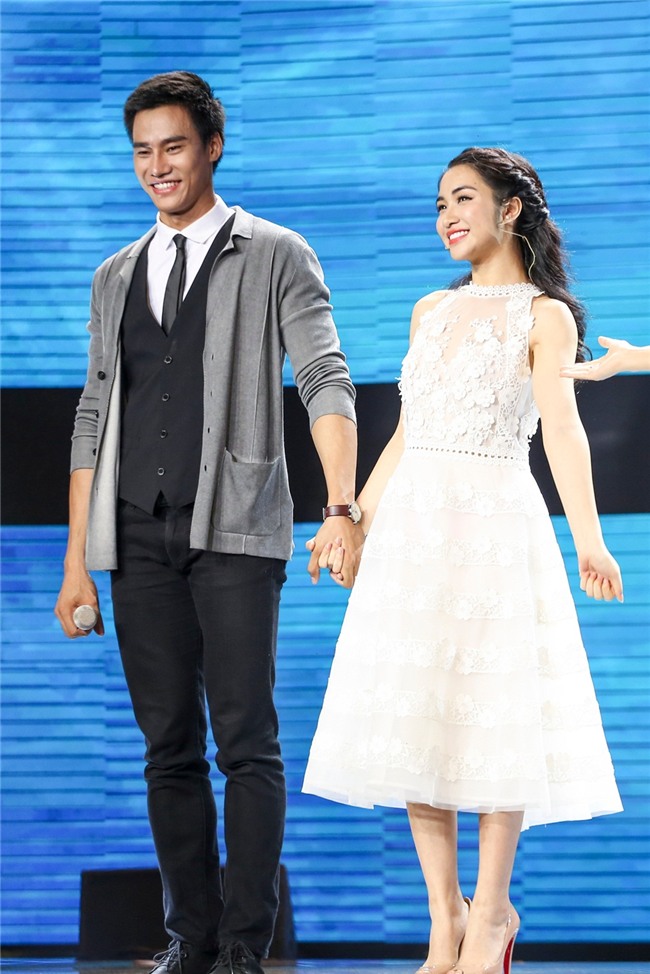 Erik ăn vạ trên sân khấu khi bị Hòa Minzy tranh mất trai đẹp-2