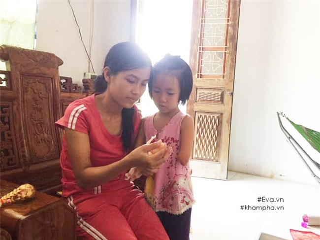 co be khong tay hoc chu qua o cua so, ngay ngay tap viet khien chan ruom mau - 1