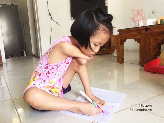 co be khong tay hoc chu qua o cua so, ngay ngay tap viet khien chan ruom mau - 2