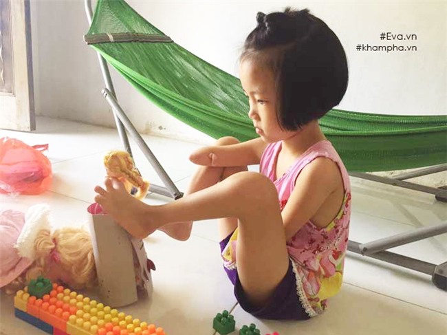 co be khong tay hoc chu qua o cua so, ngay ngay tap viet khien chan ruom mau - 3