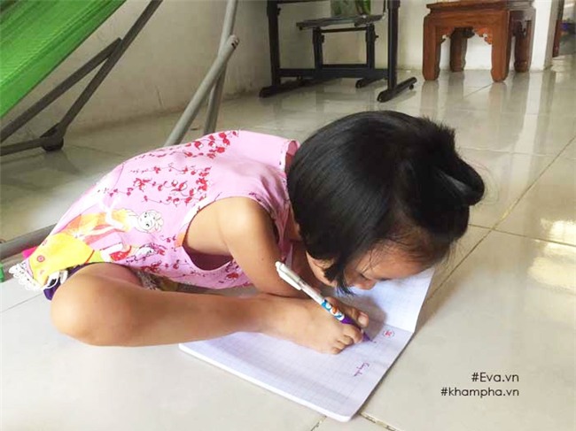 co be khong tay hoc chu qua o cua so, ngay ngay tap viet khien chan ruom mau - 4