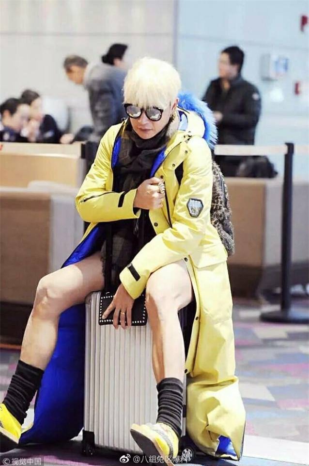 Sự nghiệp mờ nhạt, Nhĩ Thái của Hoàn Châu Cách Cách cố gắng níu kéo nổi tiếng bằng lối ăn mặc kỳ dị - Ảnh 4.