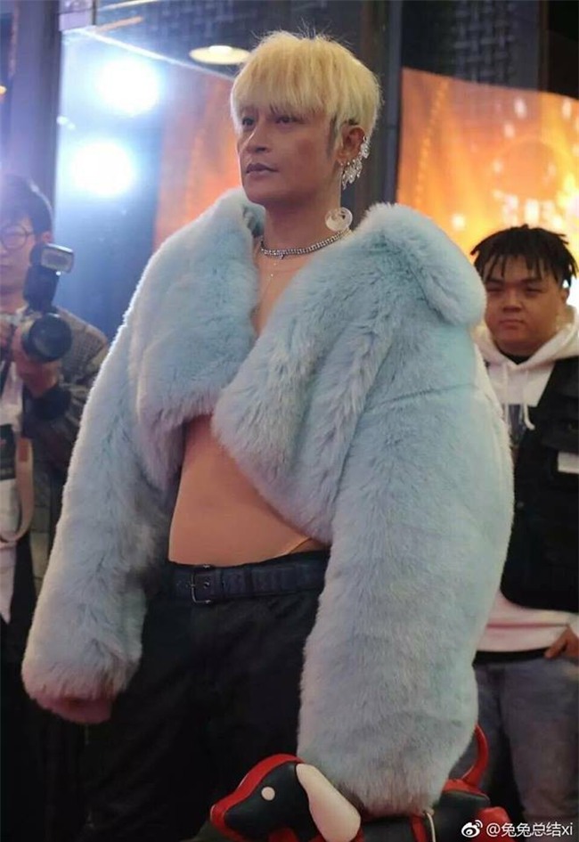 Sự nghiệp mờ nhạt, Nhĩ Thái của Hoàn Châu Cách Cách cố gắng níu kéo nổi tiếng bằng lối ăn mặc kỳ dị - Ảnh 5.