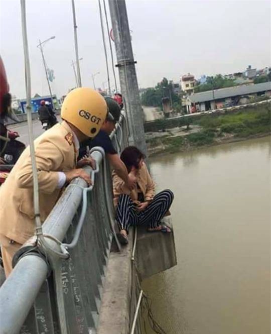 Thái Bình: Gay cấn màn giải cứu phụ nữ định nhảy cầu tự tử - Ảnh 1.