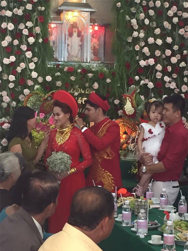 Đám cưới khủng ở Đồng Nai: Cô dâu vàng đeo trĩu cổ, rước dâu bằng xe Bentley và mời cả ca sỹ Cẩm Ly về hát - Ảnh 3.